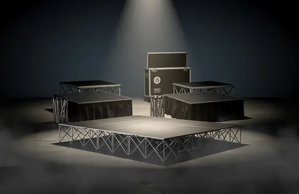 Plateforme de scène et enceintes robustes prêtes pour un événement sur mesure Bordeaux – Location scène clé en main.