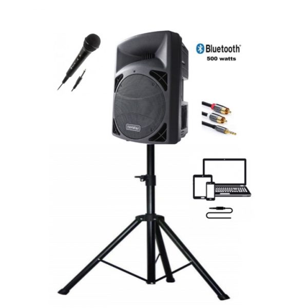 Illustration technique montrant une enceinte noire sur un trépied, accompagnée d'un microphone, de câbles de connexion et d'appareils électroniques tels qu'une tablette et un ordinateur portable.