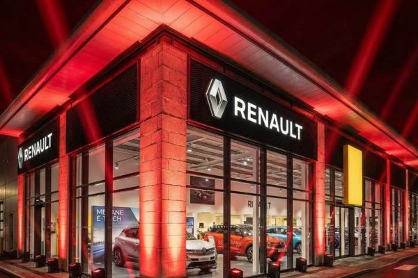 "Concessionnaire Renault illuminé : une vitrine moderne pour découvrir les véhicules de la marque"