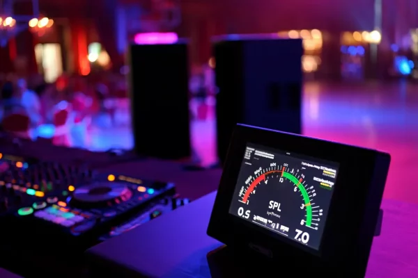 Installation complète de DJ comprenant un contrôleur, une tablette de mixage, un casque et des enceintes de monitoring.