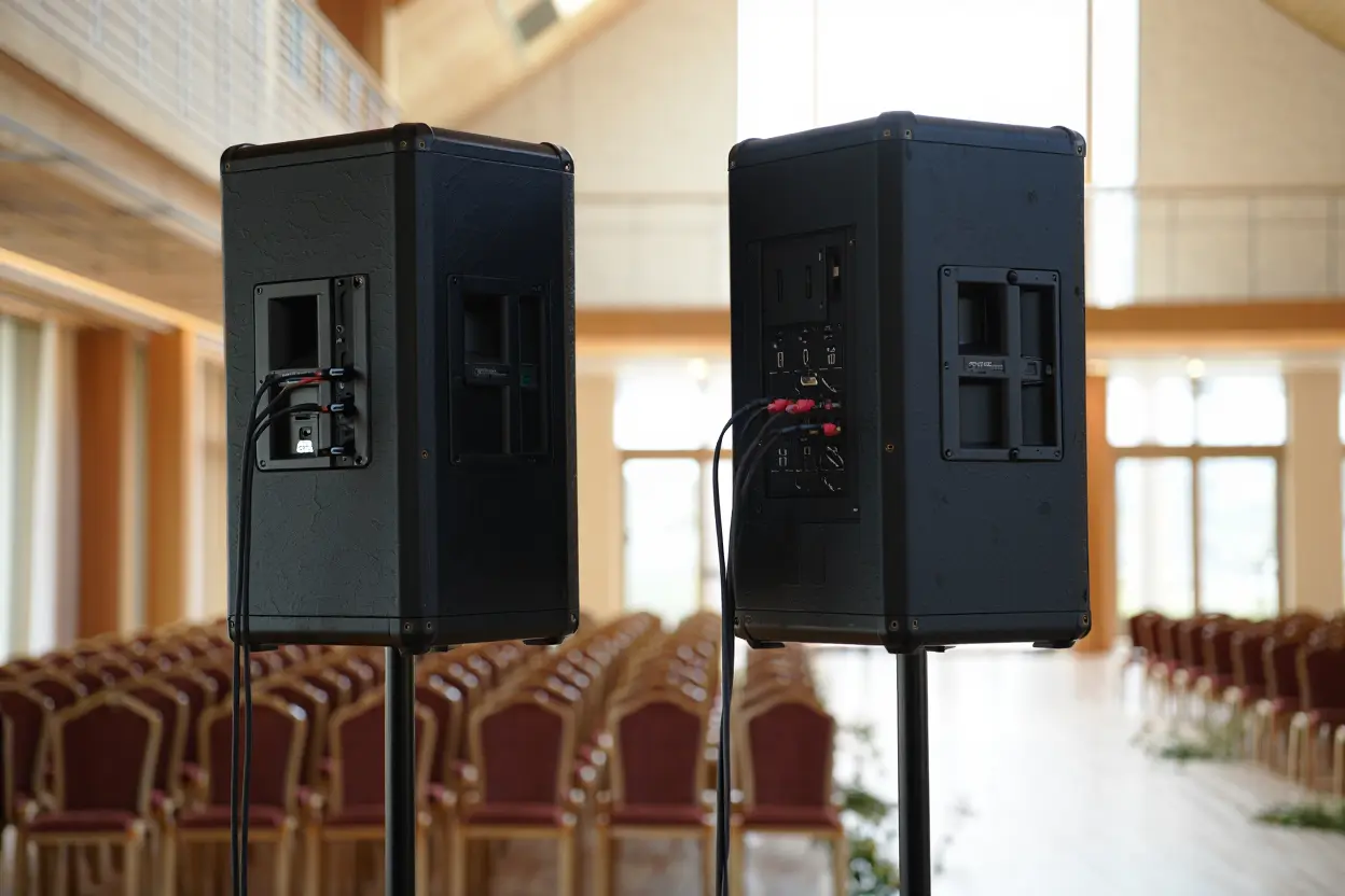 Enceintes amplifiées positionnées pour 100 personnes