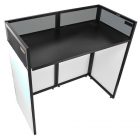 Une table de DJ portable et pliable, de couleur blanche. Elle est composée d'un cadre en métal avec une partie supérieure en maille grillagée et de panneaux en tissu noir sur la partie inférieure pour cacher les câbles. La structure est ouverte à l'arrière pour permettre l'installation du matériel.