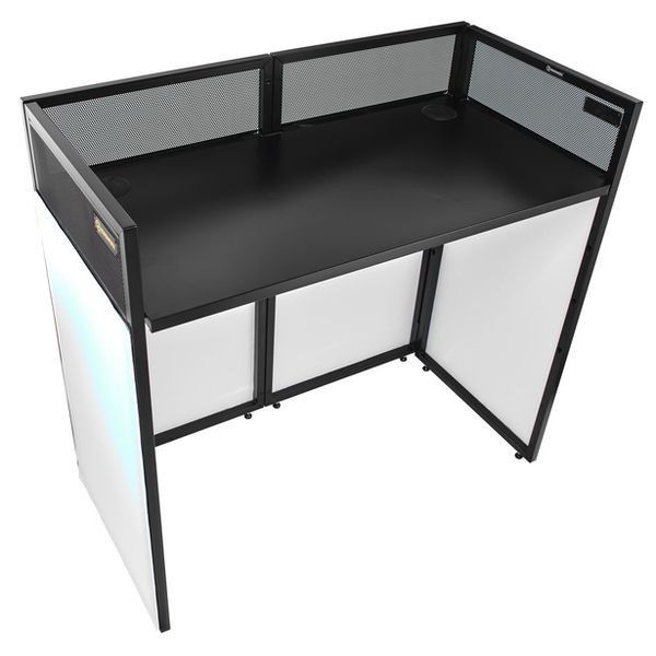 Une table de DJ portable et pliable, de couleur blanche. Elle est composée d'un cadre en métal avec une partie supérieure en maille grillagée et de panneaux en tissu noir sur la partie inférieure pour cacher les câbles. La structure est ouverte à l'arrière pour permettre l'installation du matériel.