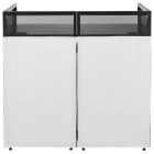 Une table de DJ portable et pliable, de couleur blanche. Elle est composée d'un cadre en métal avec une partie supérieure en maille grillagée et de panneaux en tissu noir sur la partie inférieure pour cacher les câbles. La structure est ouverte à l'arrière pour permettre l'installation du matériel.