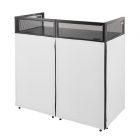 Une table de DJ portable et pliable, de couleur blanche. Elle est composée d'un cadre en métal avec une partie supérieure en maille grillagée et de panneaux en tissu noir sur la partie inférieure pour cacher les câbles. La structure est ouverte à l'arrière pour permettre l'installation du matériel.