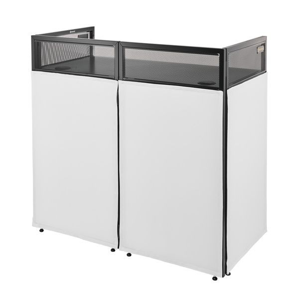 Une table de DJ portable et pliable, de couleur blanche. Elle est composée d'un cadre en métal avec une partie supérieure en maille grillagée et de panneaux en tissu noir sur la partie inférieure pour cacher les câbles. La structure est ouverte à l'arrière pour permettre l'installation du matériel.