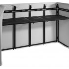 DJ BOOTH XXL: poste de mixage pro avec structure métallique et housses, tableau de mixage intégré et panneaux latéraux blancs.