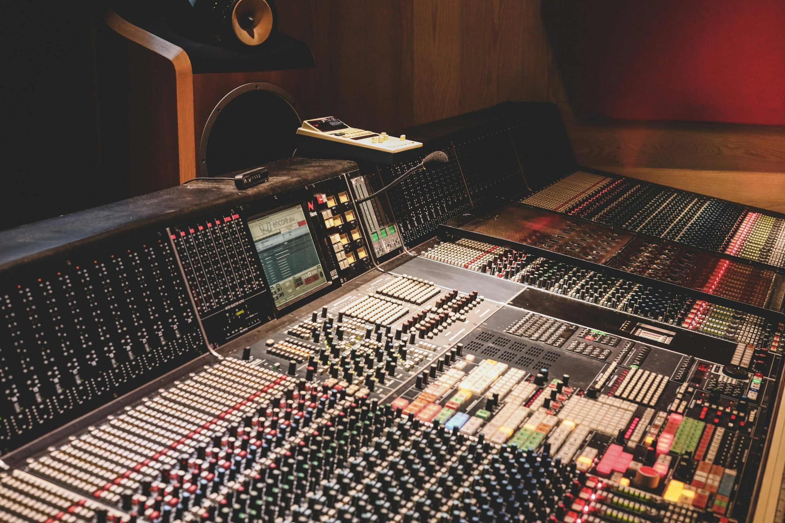 Panneau de contrôle d’une console de mixage audio professionnelle avec de nombreux curseurs, boutons colorés et écrans, studio d’enregistrement ou de post-production. Panneau de contrôle d’une console de mixage audio professionnelle avec de nombreux curseurs, boutons colorés et écrans, studio d’enregistrement ou de post-production.