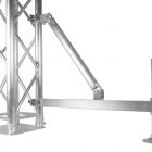 Support de stabilisation en structure métallique avec patin réglable et bras de raccordement, utilisé pour stabiliser une installation Sono Médoc.