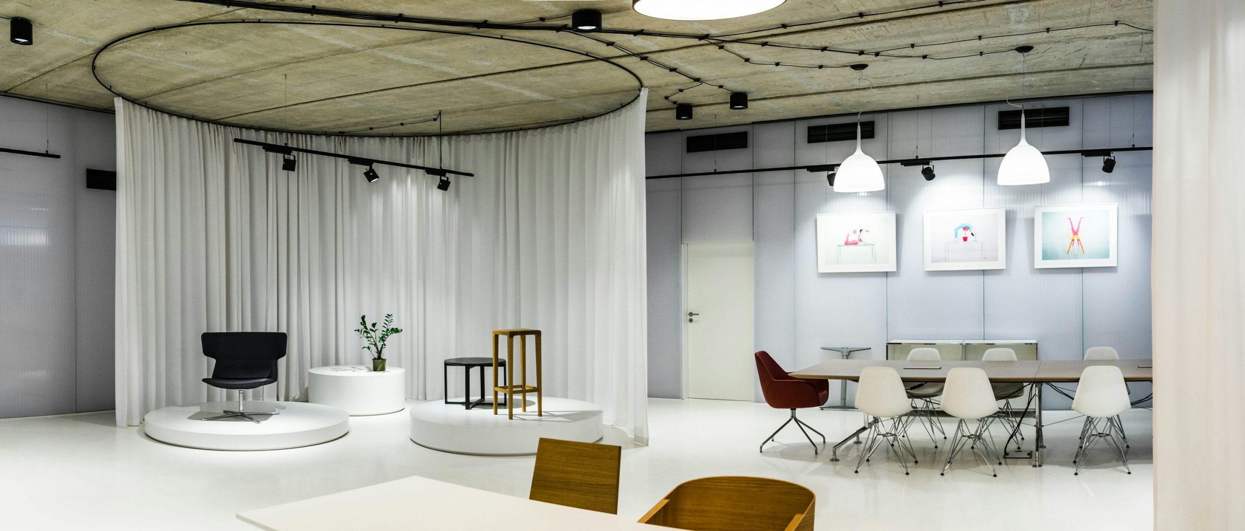 Espace moderne avec vidéoprojecteur et écran occultant, canapé et chaises autour, ambiance lumineuse et salle de réunion. vidéoprojecteur distance de projection et rapport de projection évoqués.