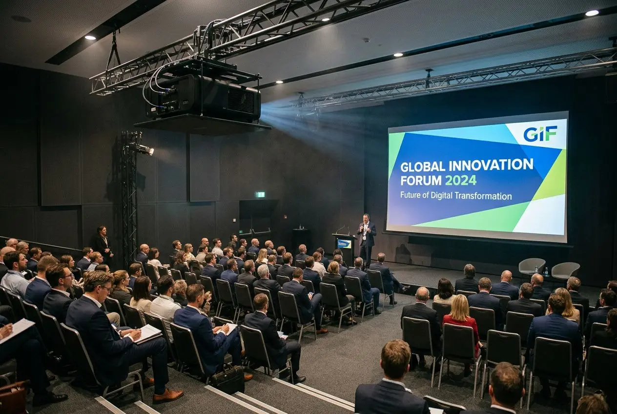 Salle de conférence avec un intervenant sur scène et un grand écran affichant “GLOBAL INNOVATION FORUM 2024” lors d’un événement. intégration du mot-clé: comment choisir vidéoprojecteur événement.