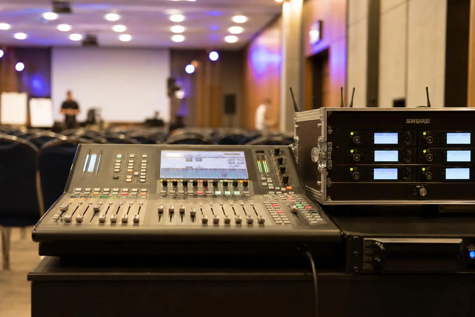 Table de mixage et matériel audio professionnel prêt pour une salle de conférence ou concert, prête à être utilisée. Comment sonoriser une salle.