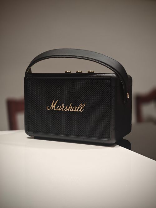 Location matériel sonorisation Bordeaux : enceinte portable Marshall noire sur table, poignée repliable et boutons en haut.