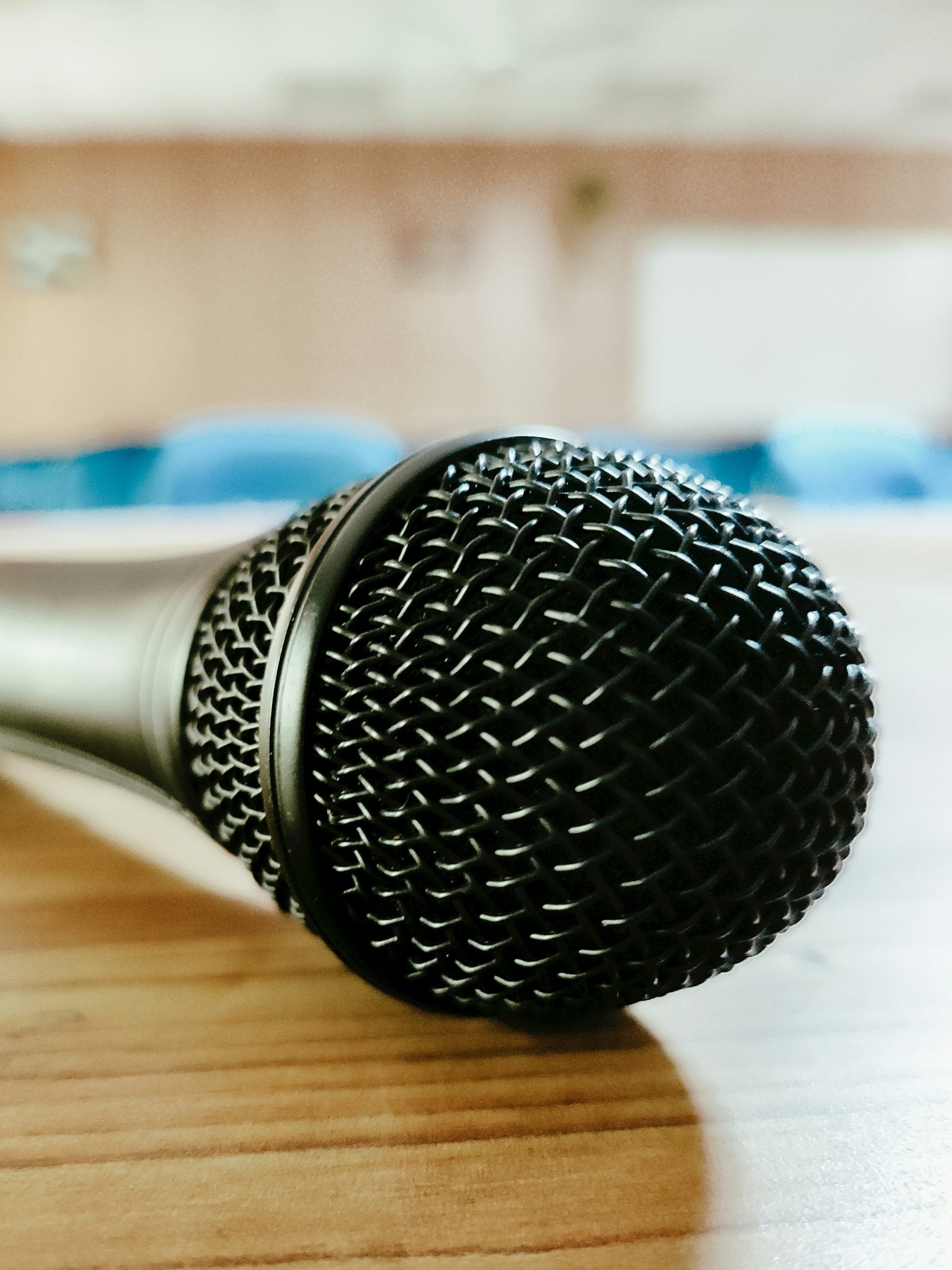 Microphone pour conférence : microphone dynamique posé sur une table, prêt à être utilisé pour une visioconférence ou une conférence en salle.