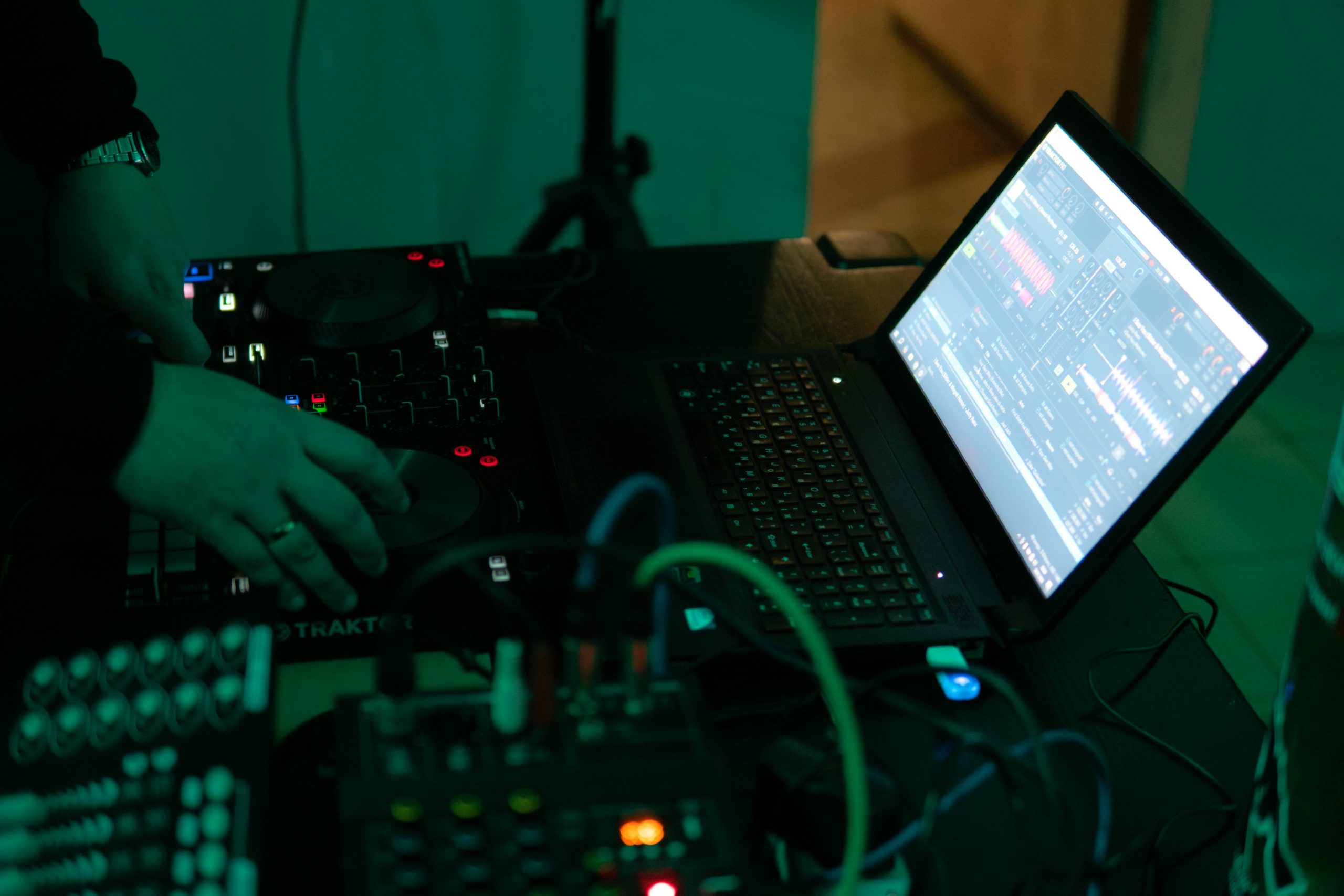 Synthèse des équipements avec un lecteur CDJ et un ordinateur portable reliés par des câbles.