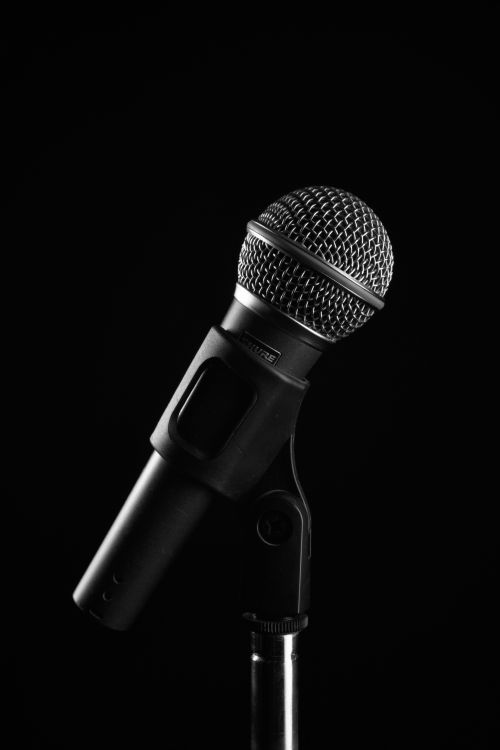 Microphone posé sur pied noir.