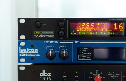 Vue d’ensemble de trois interfaces audio empilées dans un rack, avec affichages et voyants lumineux.